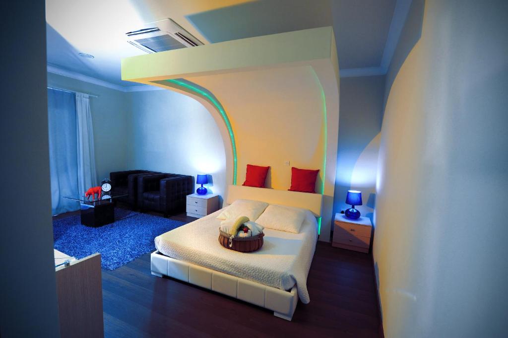 a bedroom with a bed with a rainbow on the ceiling at Esperando in Maroni