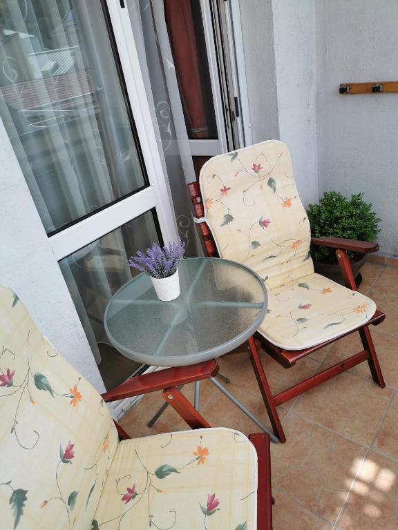 Posedenie v ubytovaní Dia Apartman