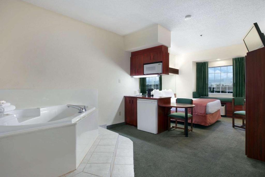 Trident Inn & Suites, Baton Rouge - Suite Avec Bain à Remous
