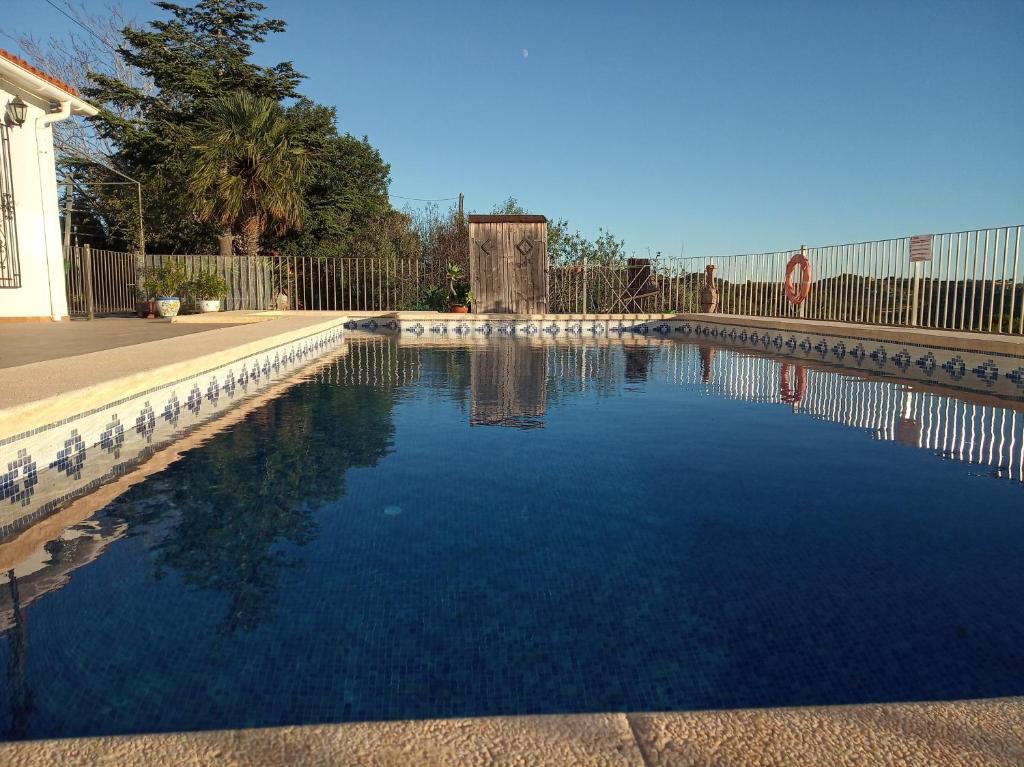 - une piscine d'eau bleue dans la cour dans l'établissement Casa Mayans, à Benissa