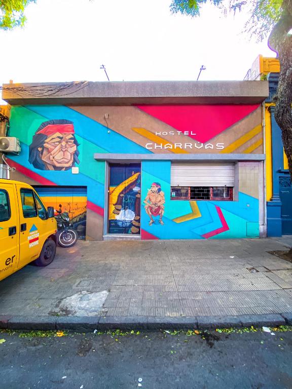 モンテビデオにあるCharruas hostelの側面に壁画がある建物