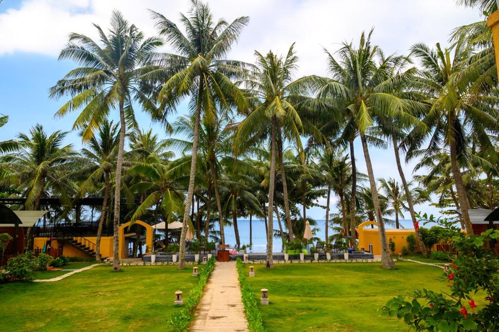 Vườn quanh Vida Loca Sunset Beach Resort