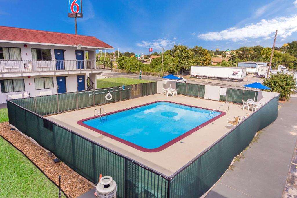 una imagen de una piscina en un complejo de apartamentos en Motel 6-Meridian, MS en Meridian