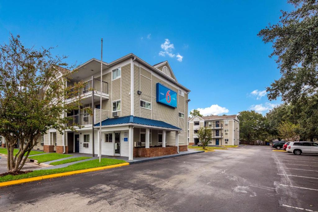 a building with a sign on the side of it at Motel 6-Jacksonville, FL - South in Sunbeam
