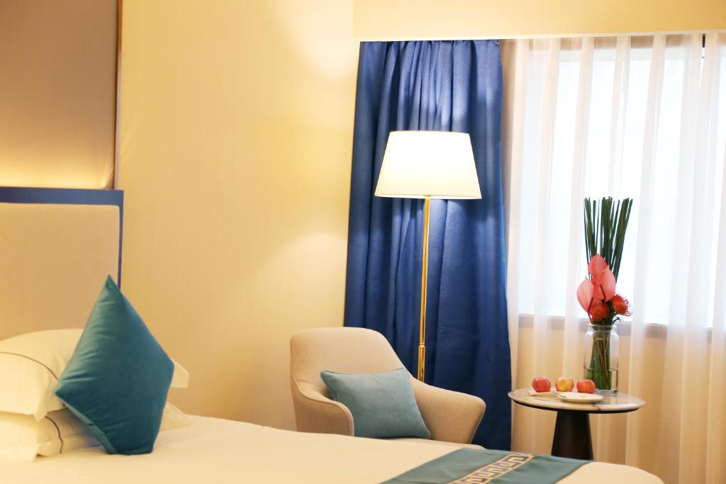 Postel nebo postele na pokoji v ubytování Asia International Hotel Guangdong