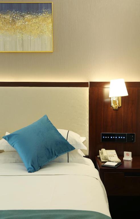 Postel nebo postele na pokoji v ubytování Asia International Hotel Guangdong