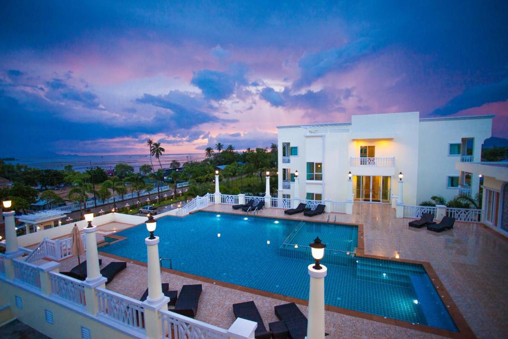 Bazén v ubytování Krabi Front Bay Resort nebo v jeho okolí