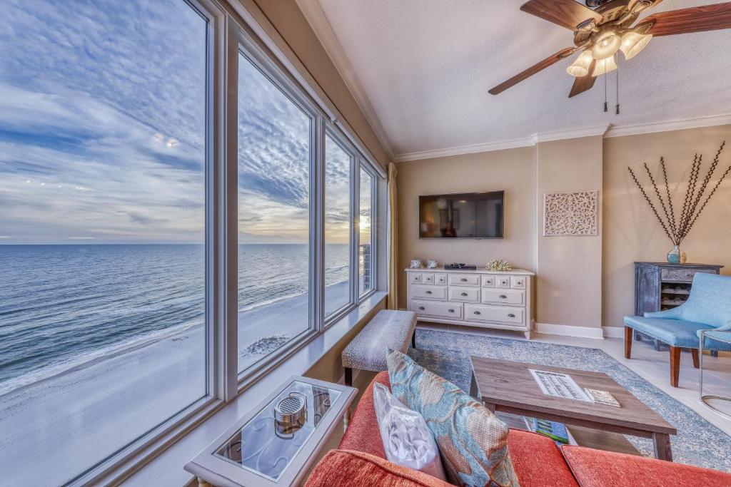 een woonkamer met uitzicht op de oceaan bij Regency Isle in Orange Beach