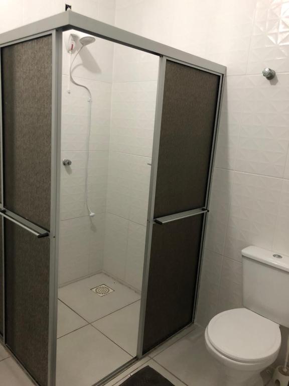 Koupelna v ubytování Kitnet 1 mobiliada no centro de Torres a 600m da Praia Grande