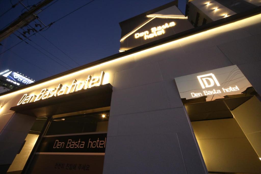 a building with a sign that reads la ticket hotel at Den Basta Hotel in Busan