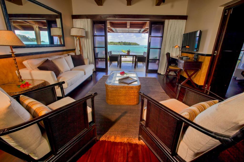 TV a/nebo společenská místnost v ubytování Warwick Le Lagon Resort & Spa, Vanuatu
