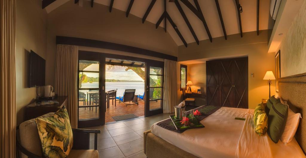 Postel nebo postele na pokoji v ubytování Warwick Le Lagon Resort & Spa, Vanuatu