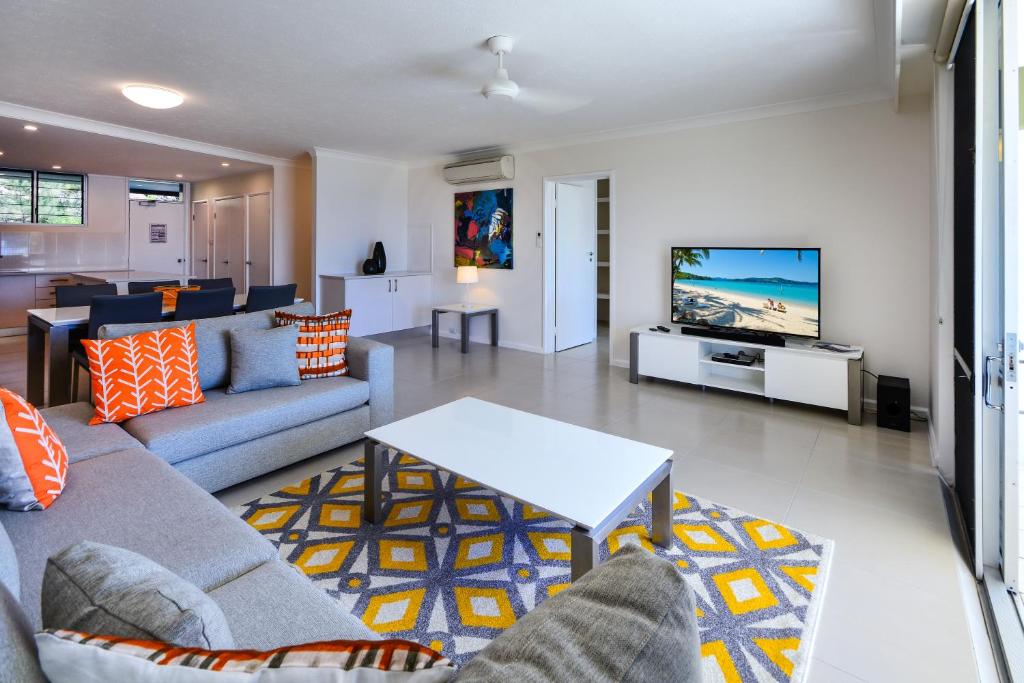 TV a/nebo společenská místnost v ubytování Hamilton Island Holiday Homes