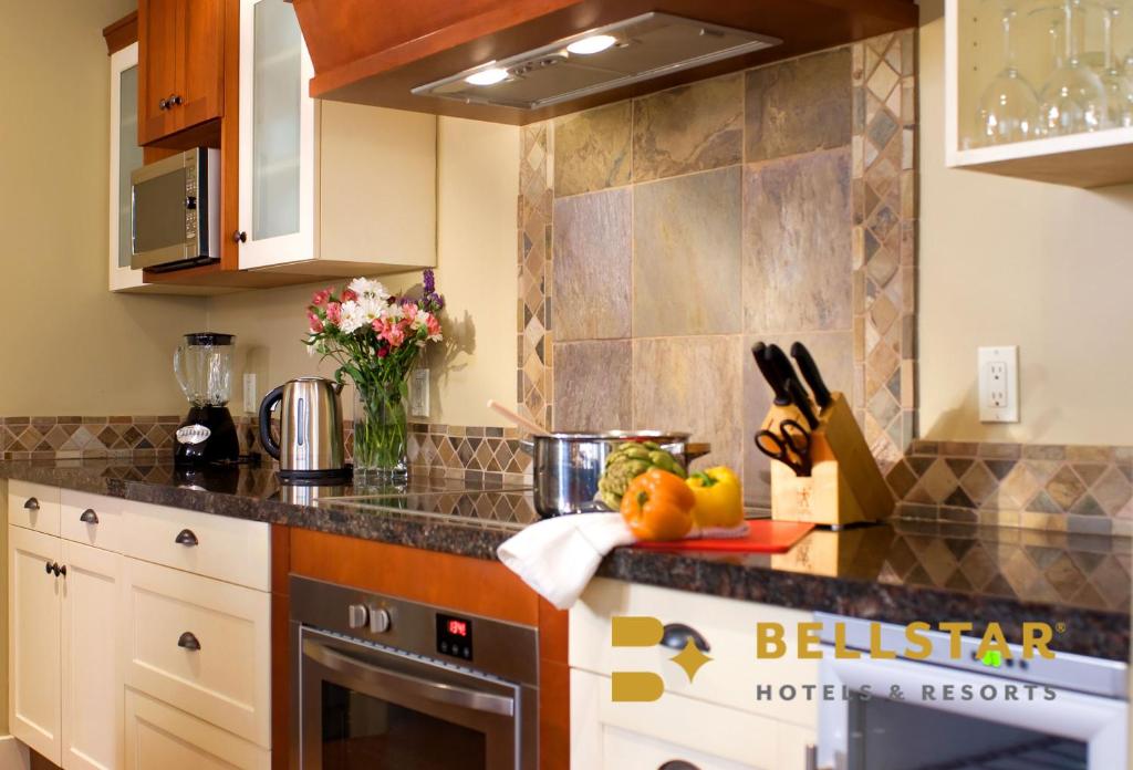 Una cocina o cocineta en Solara Resort by Bellstar Hotels