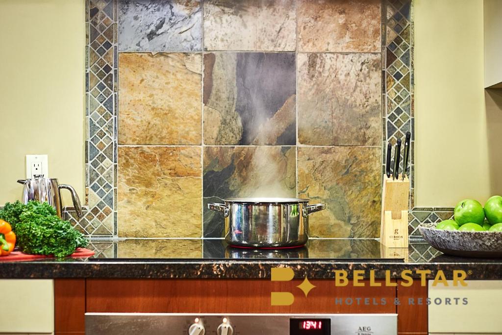 Una cocina o cocineta en Solara Resort by Bellstar Hotels
