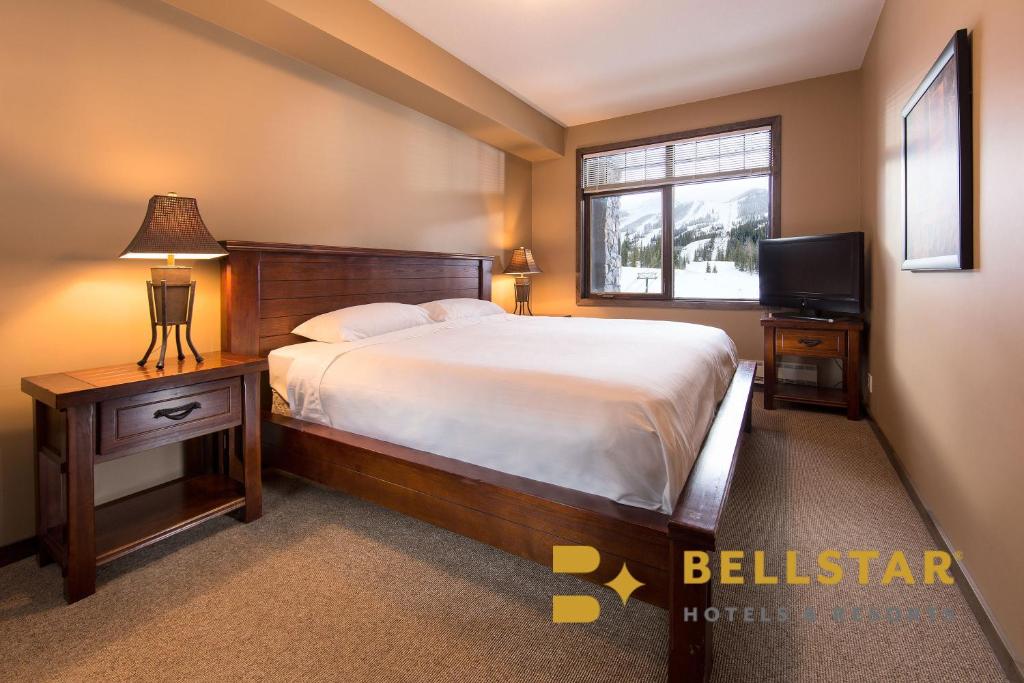 Postel nebo postele na pokoji v ubytování Palliser Lodge — Bellstar Hotels & Resorts