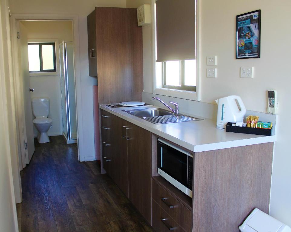 Kuchyň nebo kuchyňský kout v ubytování BIG4 Hobart Airport Tourist Park