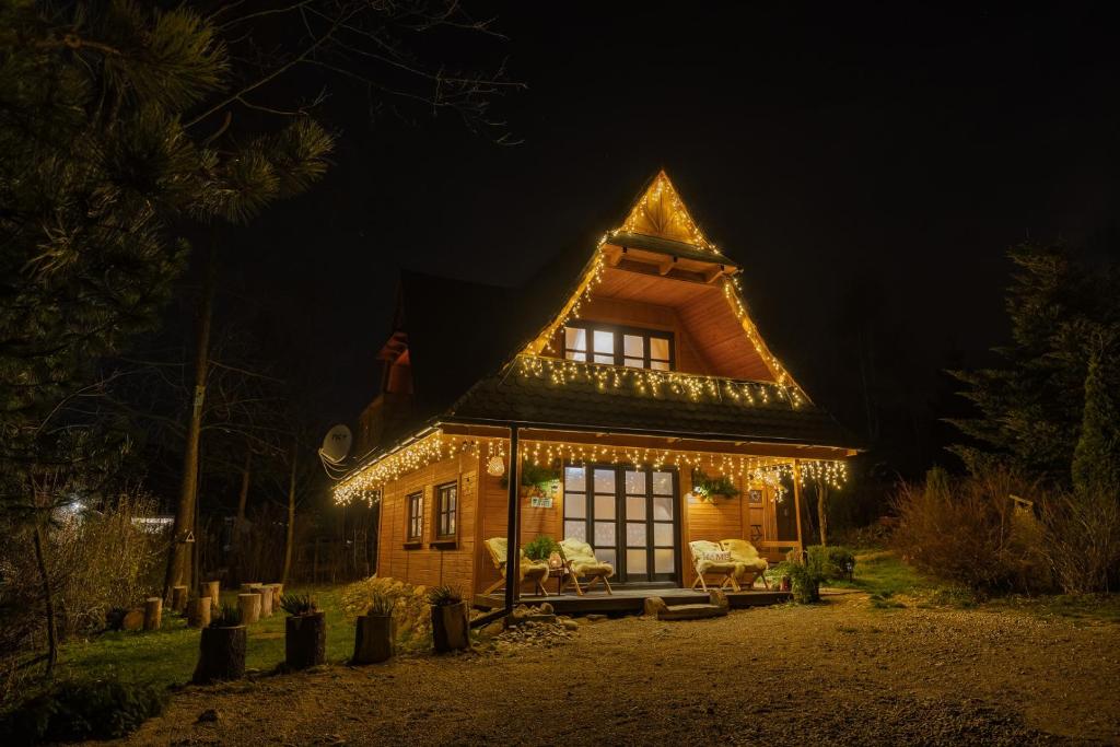 コシチェリスコにあるDziko Hankaの夜の灯り付きの家