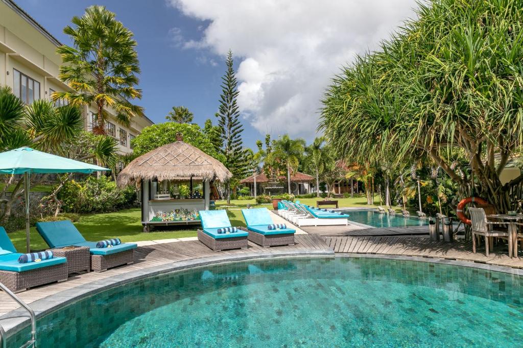 una piscina con sillas y un cenador en S Resorts Hidden Valley Bali en Uluwatu