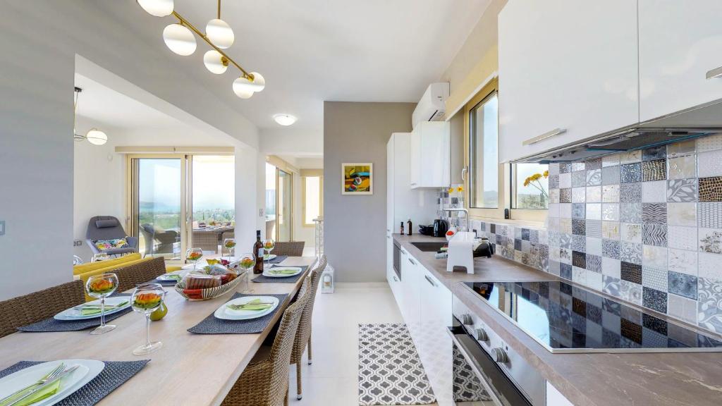 Kuchyňa alebo kuchynka v ubytovaní Liberty & Freedom Luxury Villas