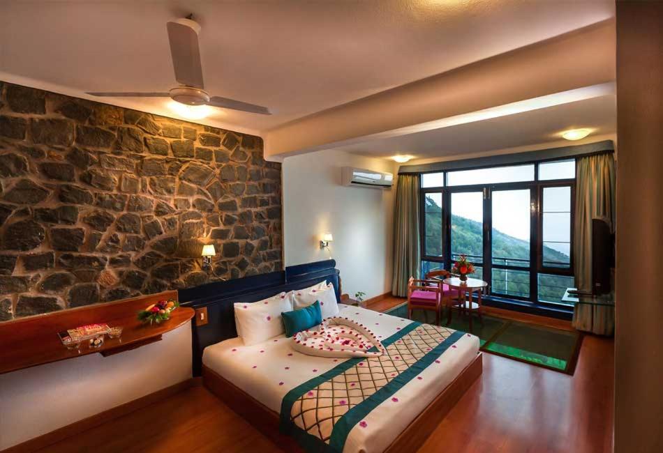 Postel nebo postele na pokoji v ubytování GReaT Trails Yercaud by GRT Hotels