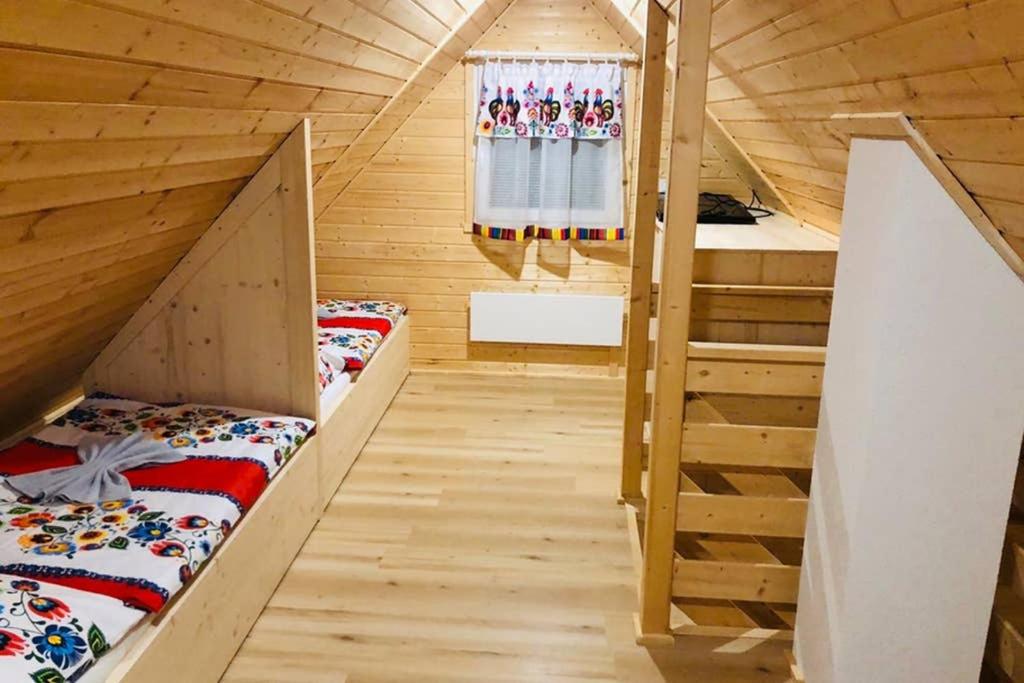 מיטה או מיטות קומותיים בחדר ב-Rezortík Lučivná pre rodiny s deťmi, 300m od vleku, Vysoké Tatry