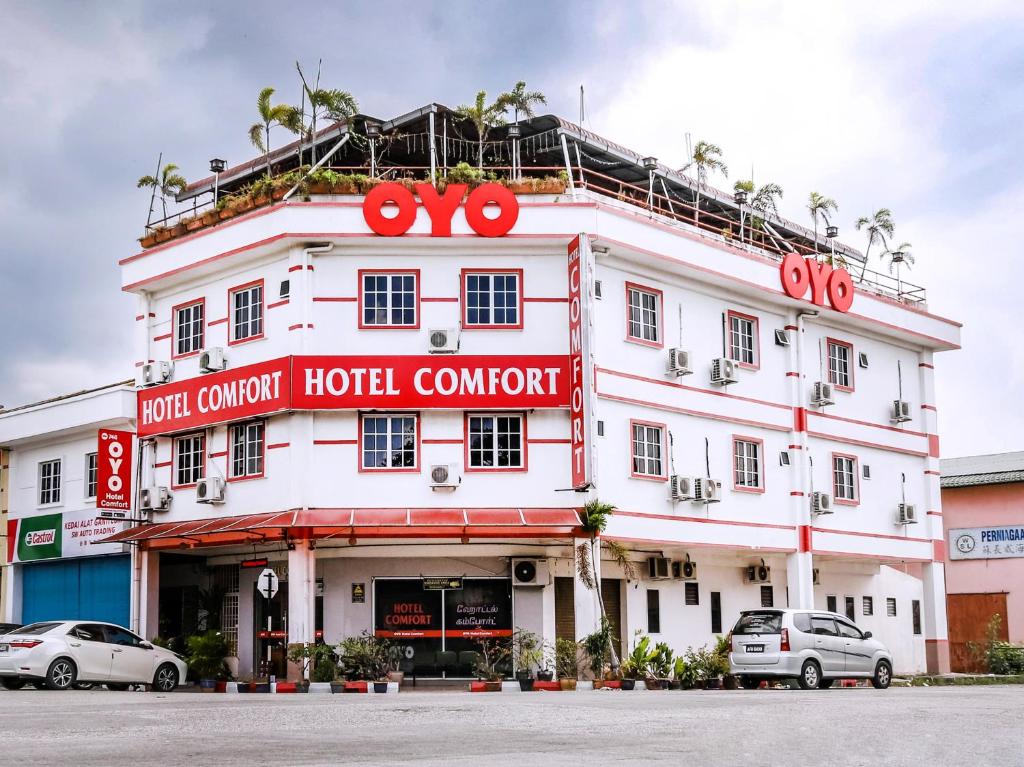 ein weißes Gebäude mit einem Hotel in der Unterkunft OYO 746 Hotel Comfort in Ipoh