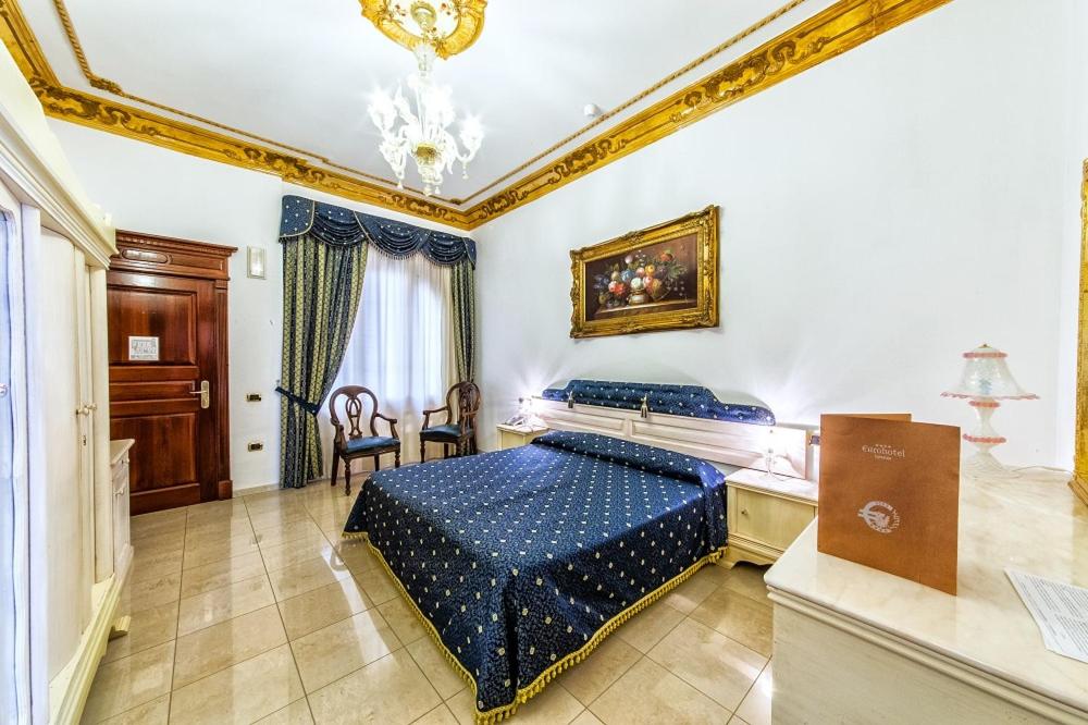 una camera con letto blu di Euro Hotel Iglesias a Iglesias