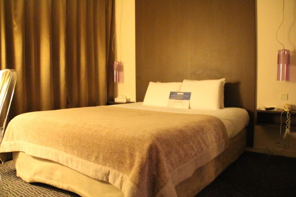 Un pat sau paturi într-o cameră la Kyriad Charleville Mezieres