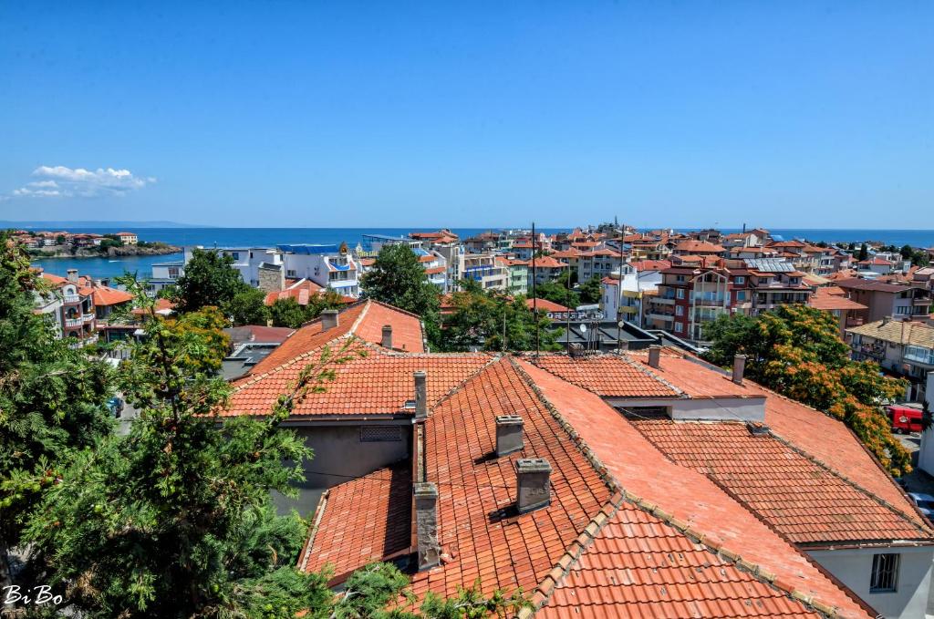 vistas a una ciudad con techos rojos en Dom Mladenovi en Sozopol