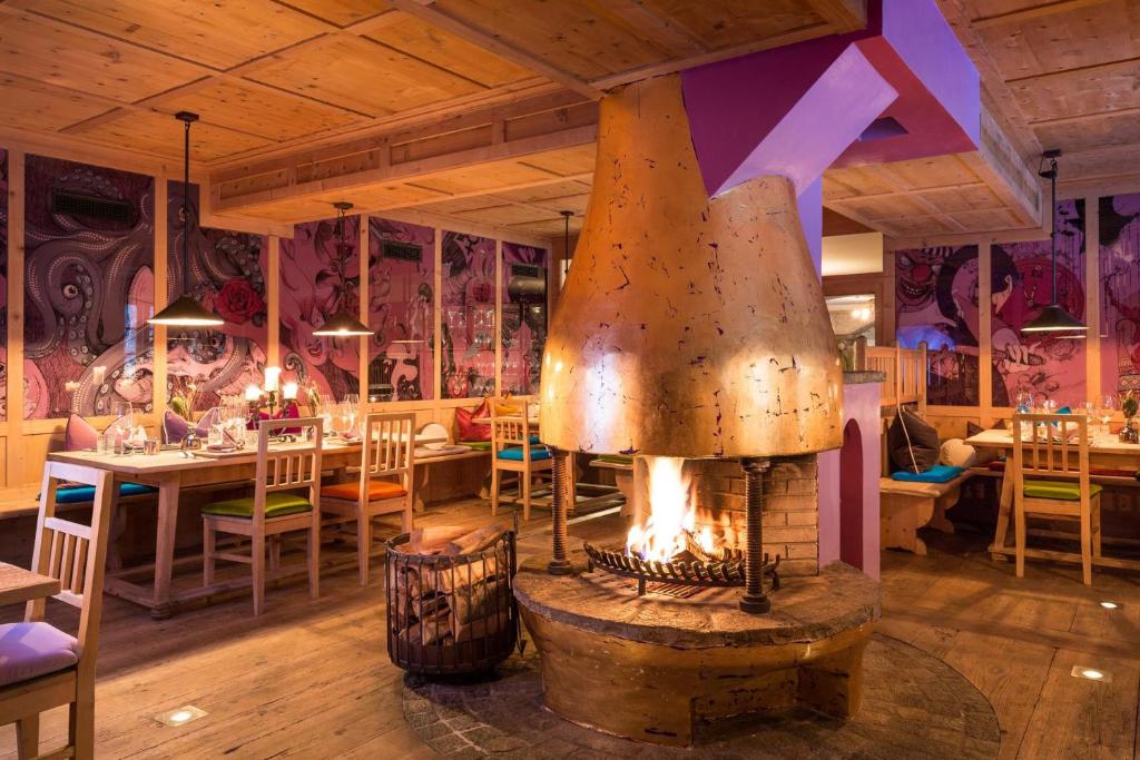 Reštaurácia alebo iné gastronomické zariadenie v ubytovaní Raffl's St. Antoner Hof