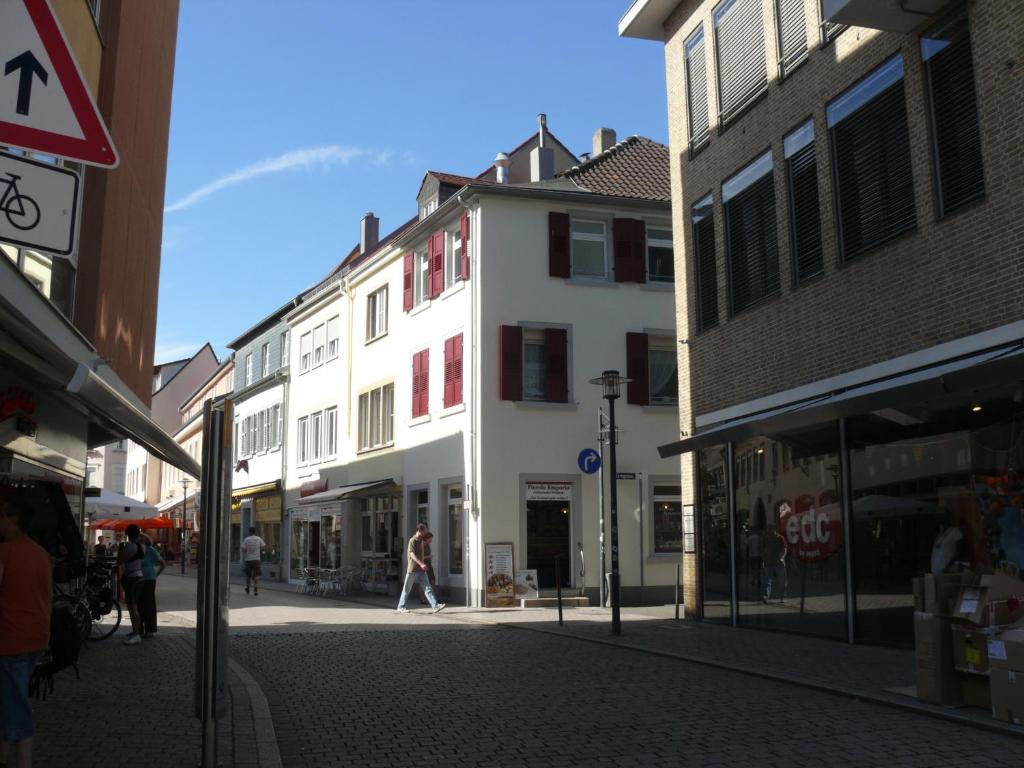 una calle con edificios y gente caminando por una calle en Ferienwohnung Speyer en Espira