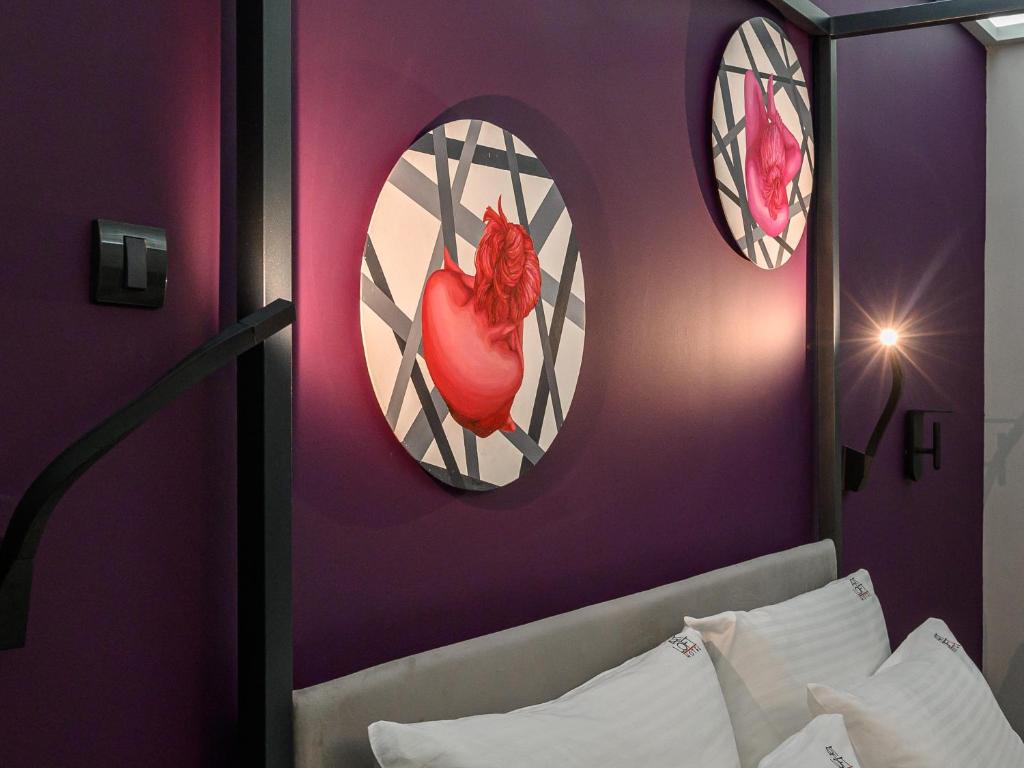 Postel nebo postele na pokoji v ubytování ArtLoft Garni Hotel