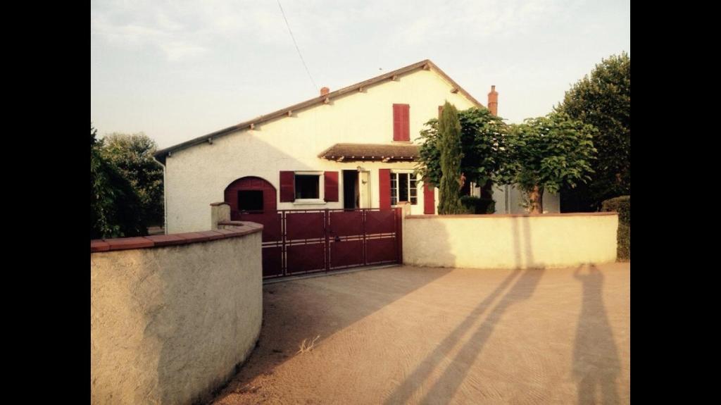 a white house with a fence in front of it at Résidence Beausoleil in Creuzier-le-Vieux