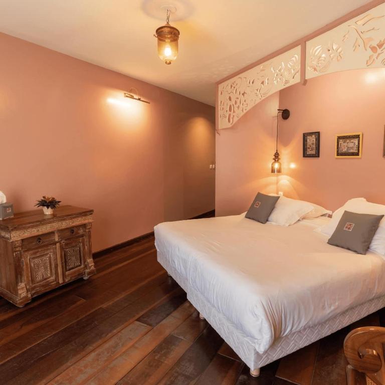 Postel nebo postele na pokoji v ubytování Tsilaosa Hôtel