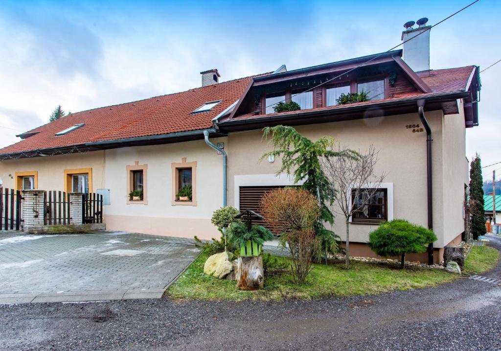 uma casa branca com um telhado vermelho em Sofia Veterník C em Kremnica