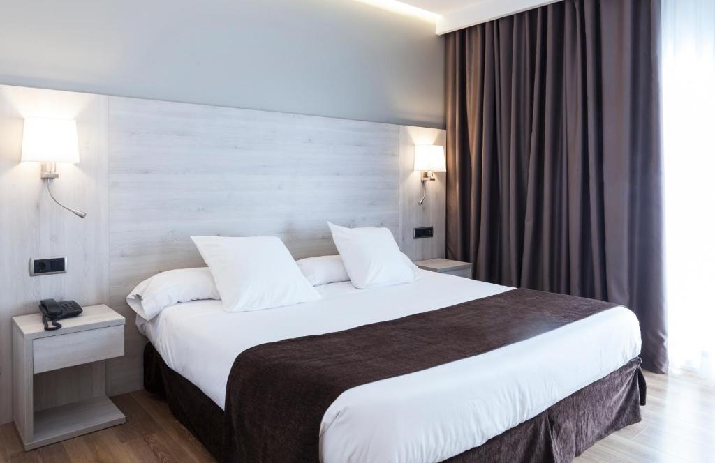 Postel nebo postele na pokoji v ubytování Hotel Helios Lloret