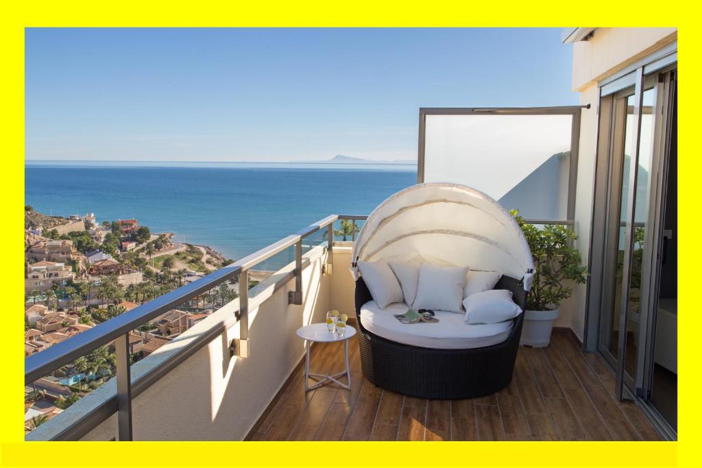 クリェラにある4-Seasons Penthouse Culleraの海の景色を望むバルコニー(椅子付)