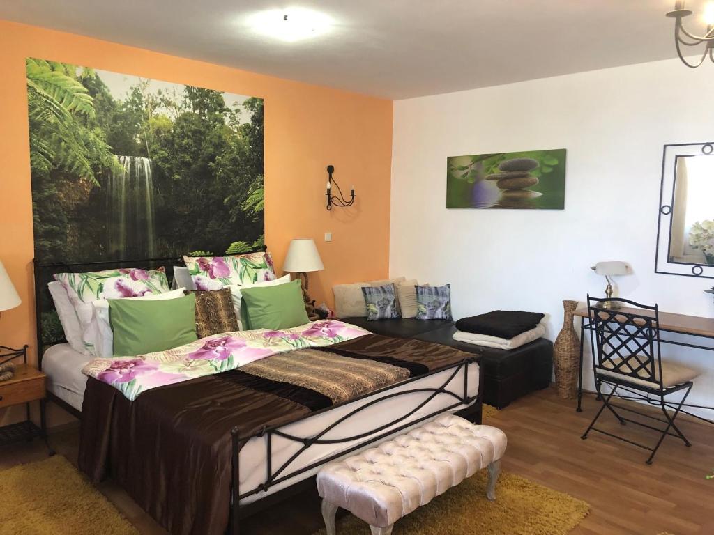 een slaapkamer met een bed en een stoel erin bij Hotel Atrium in Jihlava