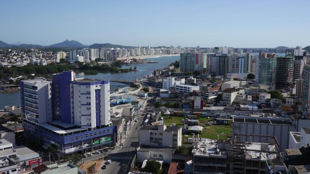 una vista aérea de una ciudad con río y edificios en Apartamento Luxo no Centro com Vista Ponte de Guarapari, en Guarapari