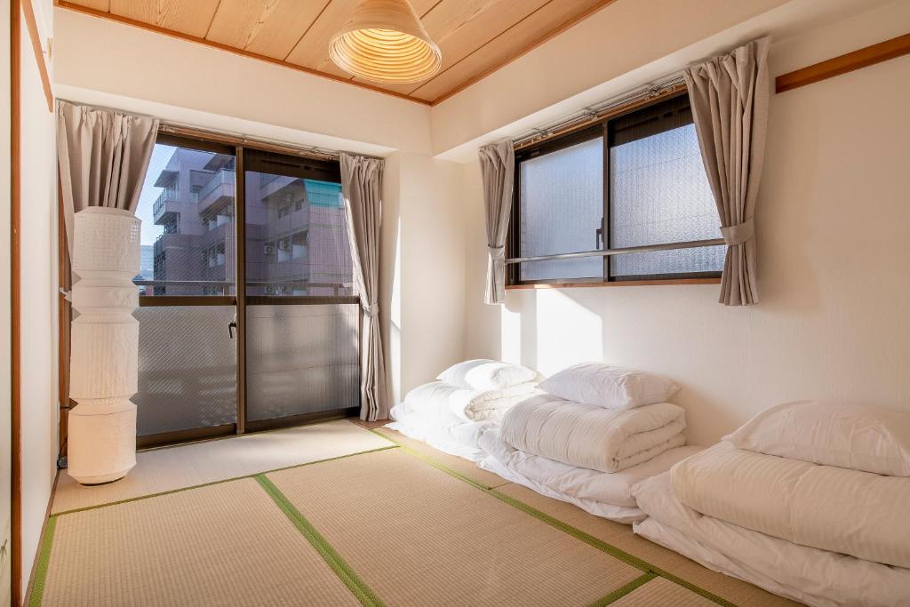 Postel nebo postele na pokoji v ubytování Uhome Akihabara Apartment 3