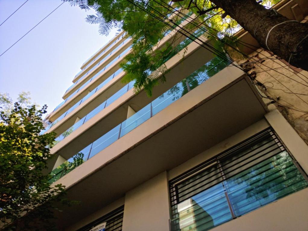 um edifício com janelas e um edifício alto em Madera Suite · Rosario centro y costanera em Rosário