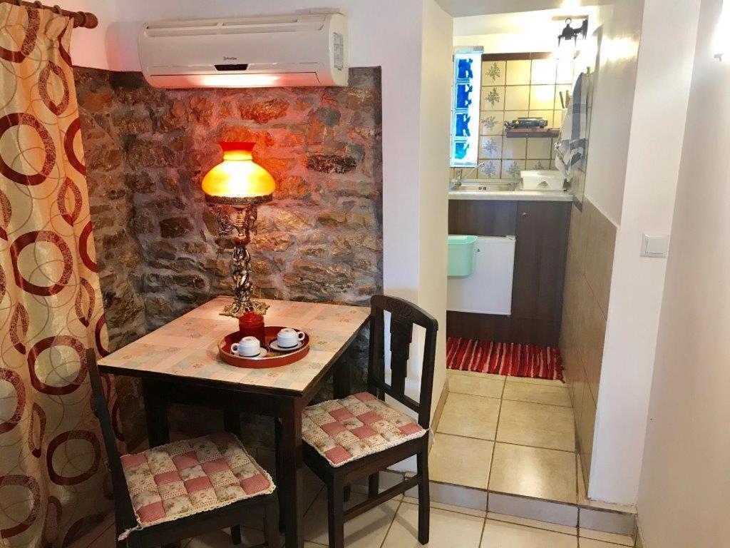 mały stolik z lampką w kuchni w obiekcie CASA LELA 3...HYDRA w mieście Myloi