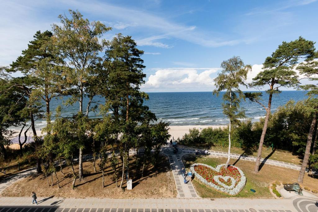 widok na plażę z ogrodem w kształcie serca w obiekcie Apartament Bursztyn II Klifowa w Rewalu
