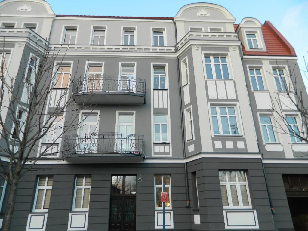 un immeuble d'appartements avec balcon dans une rue de la ville dans l'établissement Apartament Grunwaldzka, à Bydgoszcz