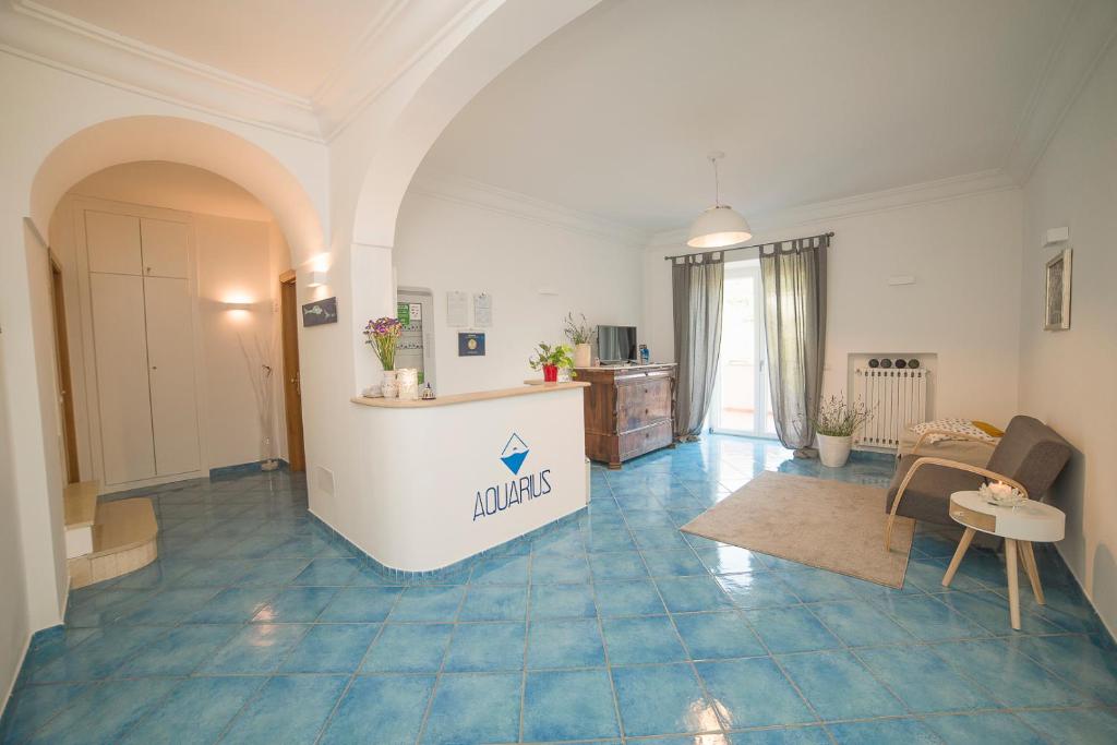 マイオーリにあるAquarius Maiori B&Bの青いタイルの床の広い客室です。