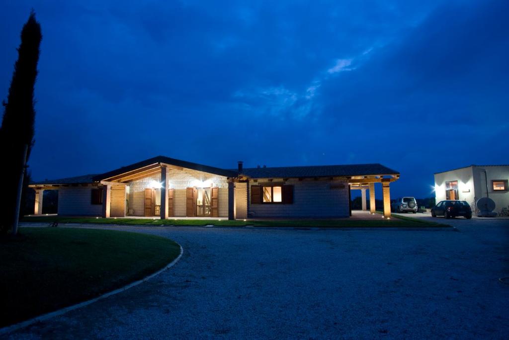una casa por la noche con las luces encendidas en Podere 1248, en Ladispoli