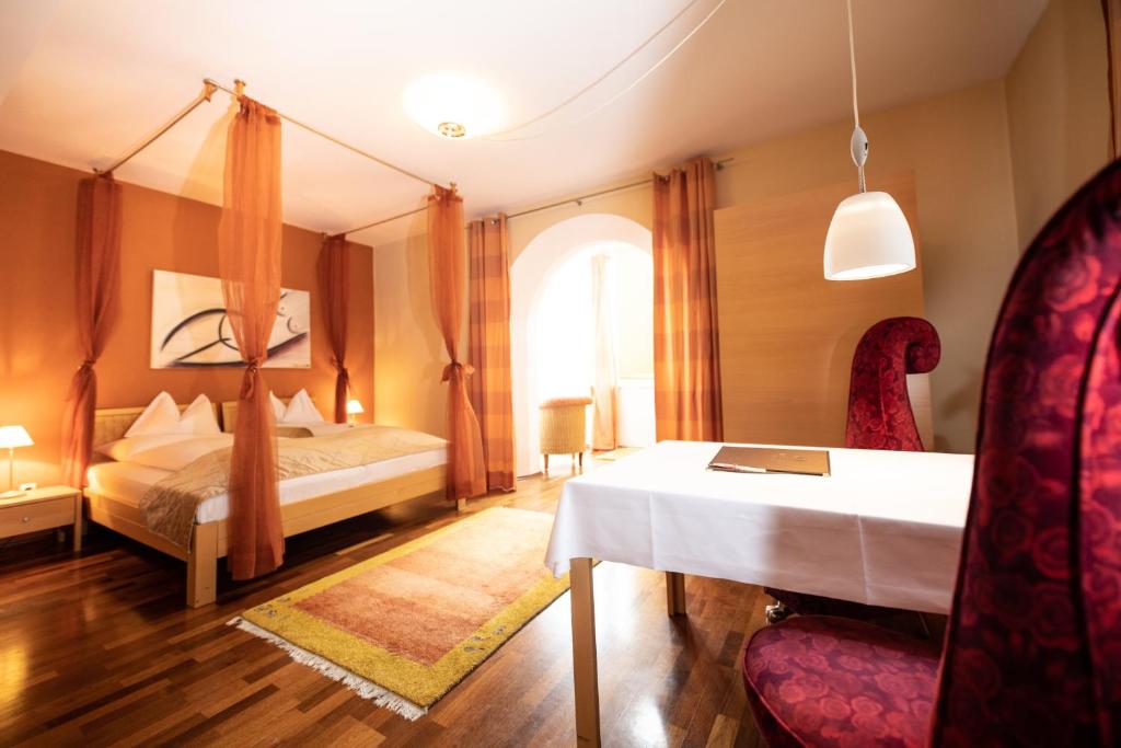 A bed or beds in a room at Hotel Landliebe