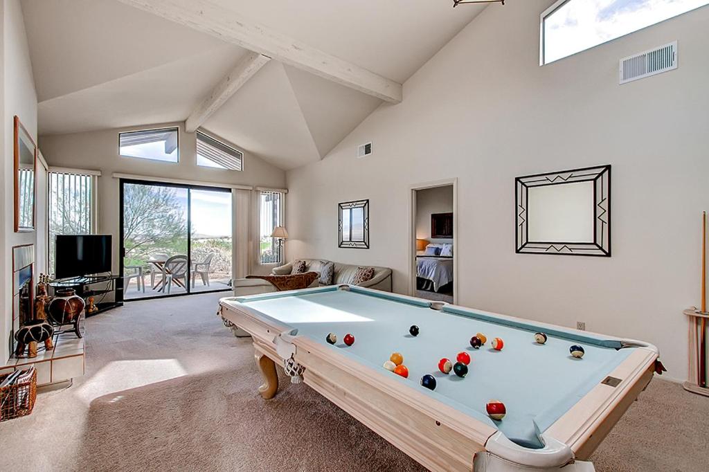 een grote woonkamer met een pooltafel bij Borrego Springs Hideaway Pool Table, Mtn Views! in Borrego Springs