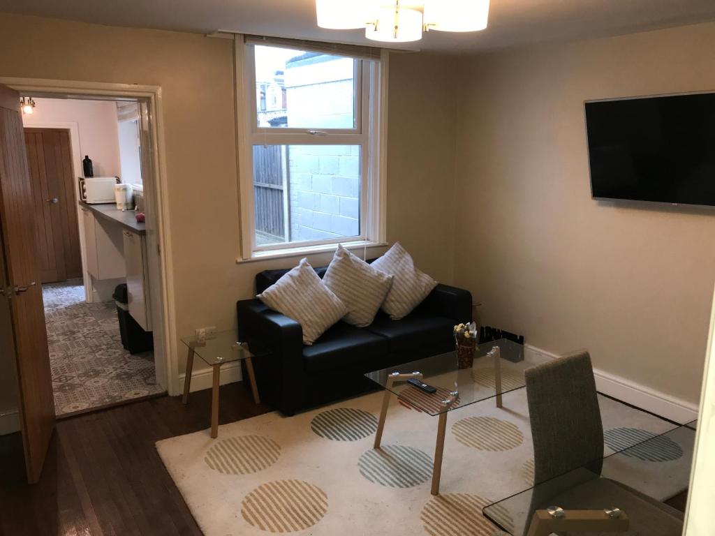 Ground Floor Contemporary 1 Bed Apartment - One-Bedroom Apartment